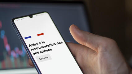 An entrepreneur subscribing to the Business restructuring aid on your phone. Text in French.