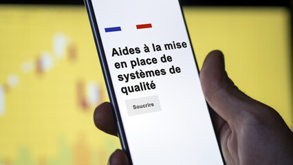 An entrepreneur subscribing to the Aid to the implementation of quality systems on your phone. Text in French.