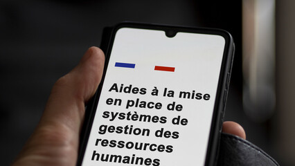 An entrepreneur subscribing to the Aid to the implementation of human resources management systems on your phone. Text in French.