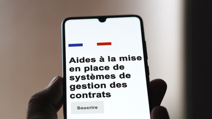 An entrepreneur subscribing to the Aid to the implementation of contract management systems on your phone. Text in French.