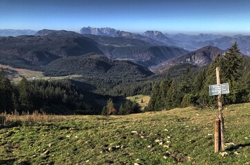 Blick von der Bergstation des D&uuml;rrnbachhornliftes ins Tal mit Schild "Abschneider zerst&ouml;ren die Vegetation. Bitte auf dem Weg bleiben!", Winklmoosalm, Reit im Winkl, Chiemgauer Alpen, Tirol, Bayern