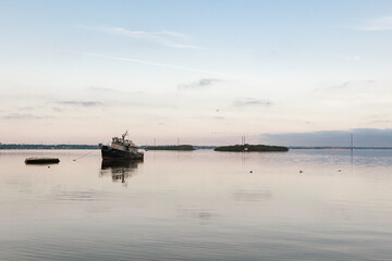 Naklejka premium still water boat wreckage in the morning