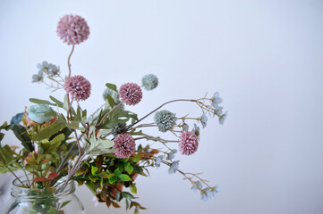 flores ornamentais lindas para decoração do interior de casa com parede branca 