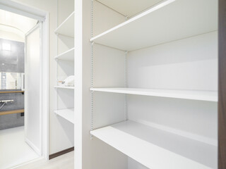 住宅の収納棚