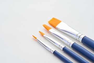 白背景に置かれた絵筆