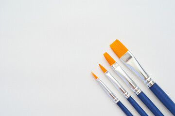 白背景に置かれた絵筆