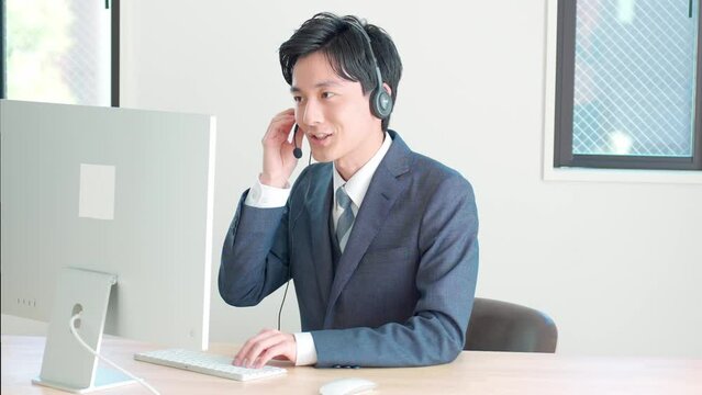 ヘッドセットをつけて話す日本人男性