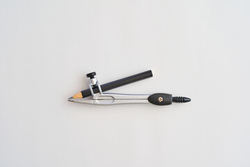 白背景に置かれたコンパス