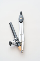 白背景に置かれたコンパス