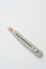 Fototapeta premium 白背景に置かれたカッターナイフ