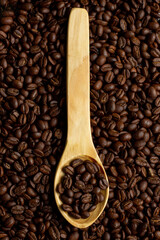 Obraz premium texture of coffee beans - Wooden spoon on coffee beans