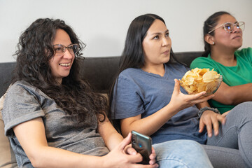 friends watching tv and eating french fries