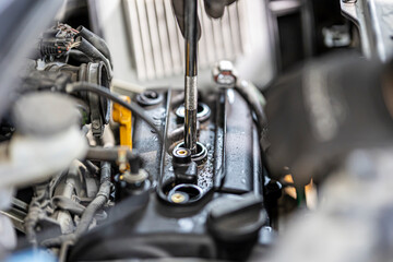 Obraz na płótnie Canvas Change spark plugs at an auto-differential service shop.