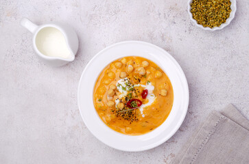 Creamy vegetable soup with chickpeas