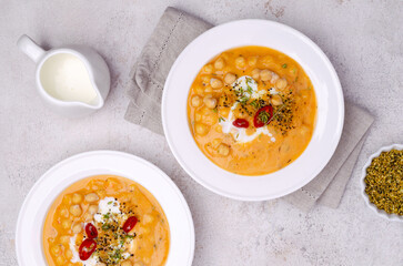 Creamy vegetable soup with chickpeas