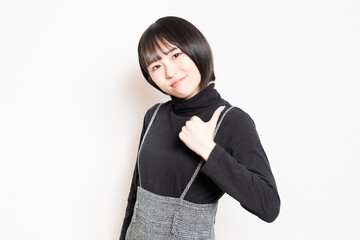 いいねのポーズをしている若い女性