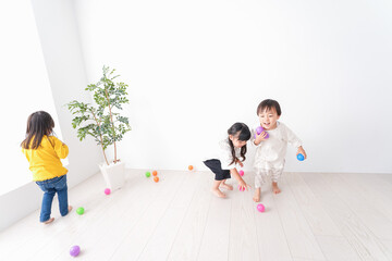 Naklejka premium おうちで遊ぶ子どもたち