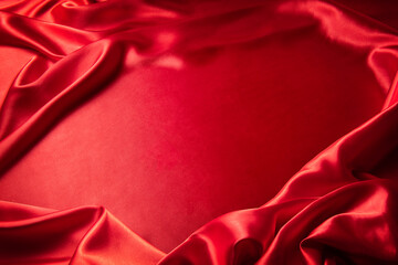 シルクの赤い布を敷き詰めたテーブルの背景テクスチャー