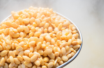 湯気の立つ茹でたての大豆 - 手作り味噌の工程写真（大豆を茹でる）
