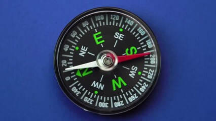 Сompass moves in a circle but the compass needle always shows the correct north direction close-up