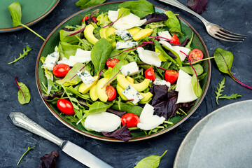 Vegetable salad with greens and mozzarella