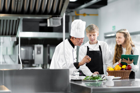 Students are learning to cook in a culinary institute with a standard kitchen and complete equipment. And have a professional chef as a trainer.