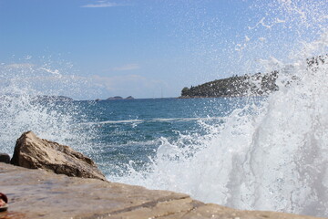 Obraz premium waves on the rocks