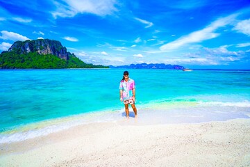 Obraz na płótnie Canvas man on the beach in krabi thailand, chicken island, tup island, poda island, photo shooting, model shooting