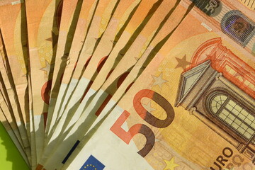 Ein Haufen aus 50 Euroscheinen - obrazy, fototapety, plakaty
