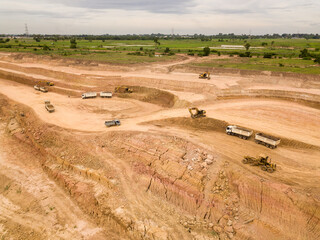 Obraz premium An earthen pond with many cars passing by