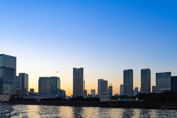 Naklejka premium 東京水辺ライン船上から見た夕景