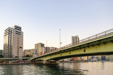 Naklejka premium 東京水辺ライン船上から見た夕景