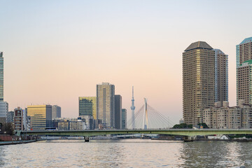 Obraz premium 東京水辺ライン船上から見た夕景