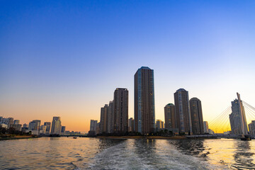Fototapeta premium 東京水辺ライン船上から見た夕景
