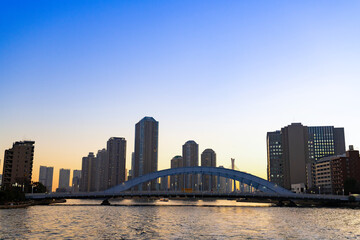Fototapeta premium 東京水辺ライン船上から見た夕景