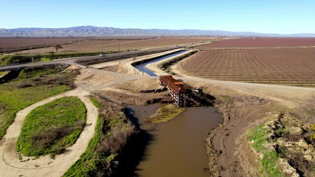 irrigation canal off the san joaquin river near modesto california