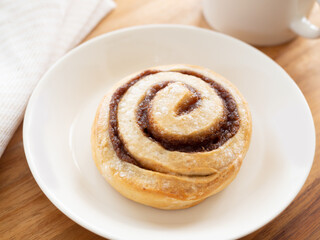 皿の上のシナモンロール