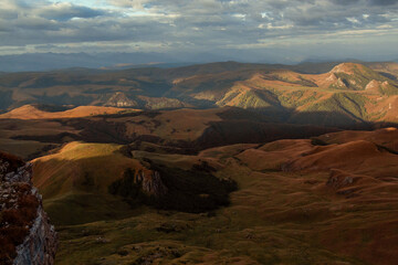 Naklejka premium Dawn in the mountains. A game of shadows. Mountain landscape. 