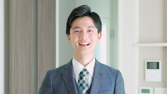 カメラ目線で笑顔の日本人男性