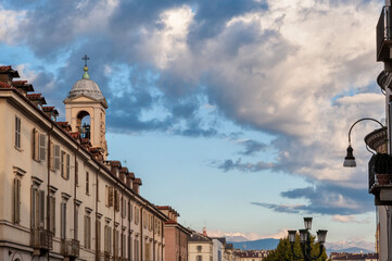 Italia, Torino. Da piazza Gran Madre di Dio panorama urbano chiesa, campanile con orologio. Monte...