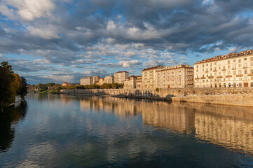 Fototapeta na wymiar Italia, Torino. L'azzurro fiume Po attraversa la città tra palazzi barocchi e verdi alberi