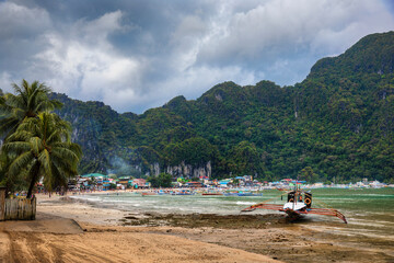 Fototapeta na wymiar Beach of El Nido, Palawan, Philippines, with a Traditional Outrigger Boat