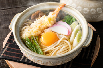 湯気が立つ、熱々の鍋焼きうどん