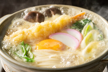 湯気が立つ、熱々の鍋焼きうどん
