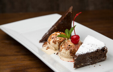 Un delicioso cheesecake de oreo acompañado con dos bolas de helado Pistacho y cerezas.