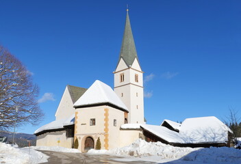 Fototapeta na wymiar Wehrkirche Grafenbach in Unterkärnten im Winter