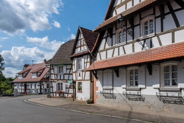 Fototapeta na wymiar Hauptstraße mit Fachwerkhäusern, Hunspach, Elsass