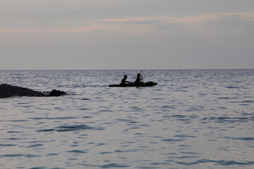 Naklejka premium kayaker silhouette in the sea