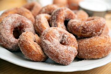 Deliziose frittelle con cannella, tipico desssert italiano 