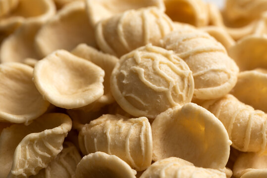 Orecchiette pugliesi fresche, tipica pasta italiana, cibo europeo 